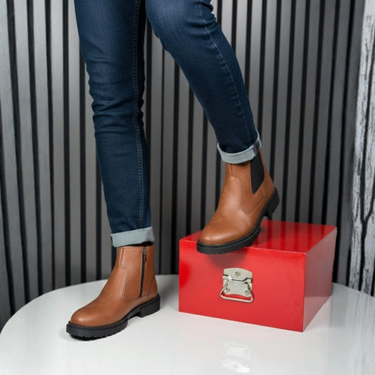 Bota Com Acabamento Em Verniz E Sola Robusta Para Homem