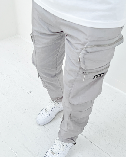 Calças com estilo urbano e vários bolsos funcionais para homem