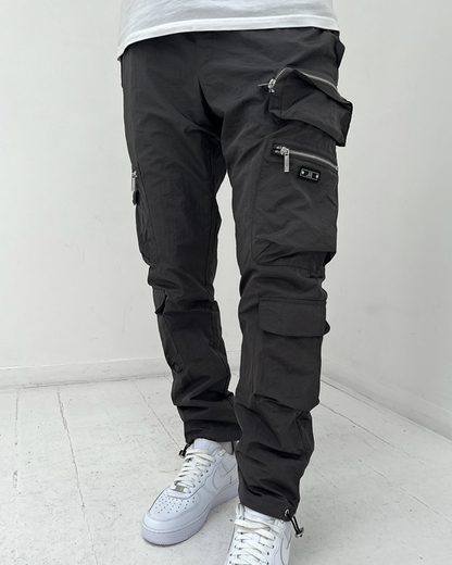 Calças com estilo urbano e vários bolsos funcionais para homem