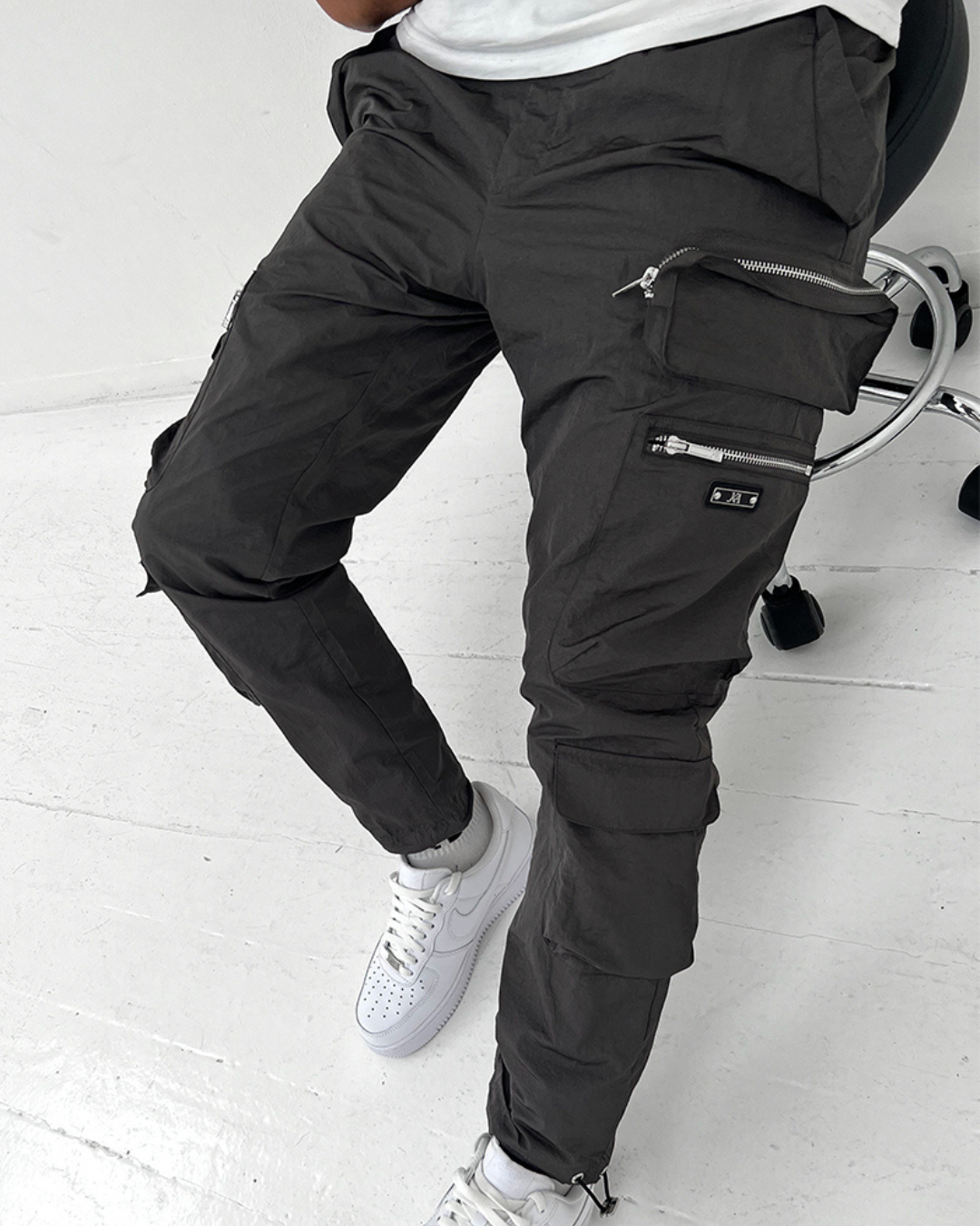 Calças com estilo urbano e vários bolsos funcionais para homem