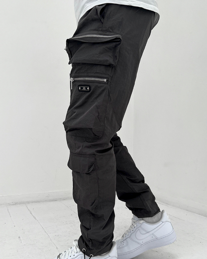 Calças com estilo urbano e vários bolsos funcionais para homem